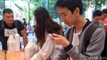 Pemuda ini memotret iPhone baru untuk dibagikan di akun medsosnya. (Foto: detikINET/Adi Fida Rahman)