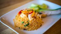 Mendung-mendung Enaknya Makan Nasgor Tom Yum yang Pedas Hangat