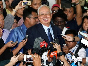 Najib Razak Dikepung 42 Dakwaan