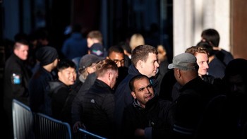 Tahun lalu memang ada kabar kelangkaan iPhone X sehingga konsumen berebut. Foto: Getty Images