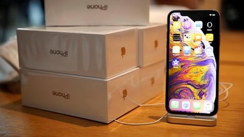 Kemasan iPhone XS yang siap dibeli konsumen. Foto: Reuters