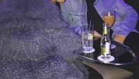 Kira-kira begini tampilan Ezra saat bersantai di sebuah bar ekslusif yang ada di Paris, Prancis. Bersama salah satu temannya. Foto: Instagram @ezrajwilliam