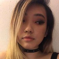 Tina mengaku sebagai keluarga bangsawan atau putri kerajaan agar tak diganggu lagi oleh teman-temannya