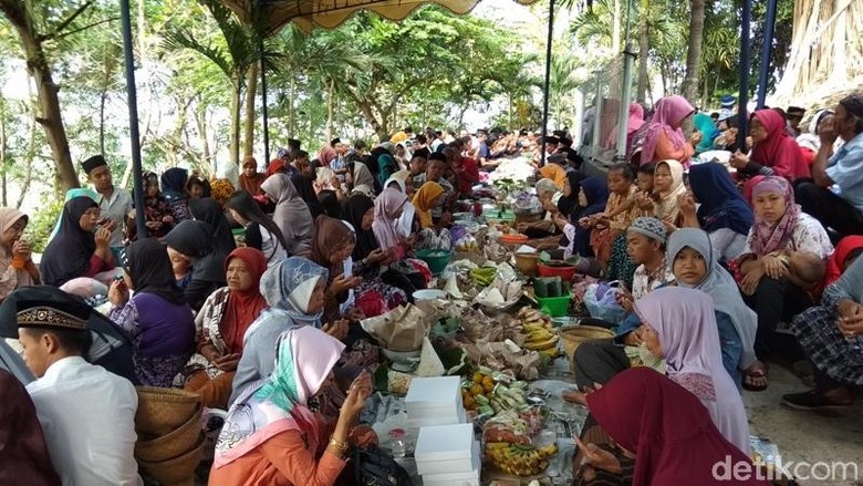 Ramai-ramai Warga Ziarahi Makam Ki Mandung Penyebar Islam di Ungaran Ramai-ramai Warga Ziarahi Makam Ki Mandung Penyebar Islam di Ungaran