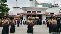 Berbagai penampilan menarik, termasuk pertunjukkan tari tradisional semakin memeriahkan acara.