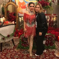 Anda menceritakan keriuhan di balik panggung saat konser Syahrini semalam. Dibutuhkan tangan lihai untuk memasang headpice dan merapikan rambut Syahrini.  Foto: Dok. Hairstylist Anda Arrusa