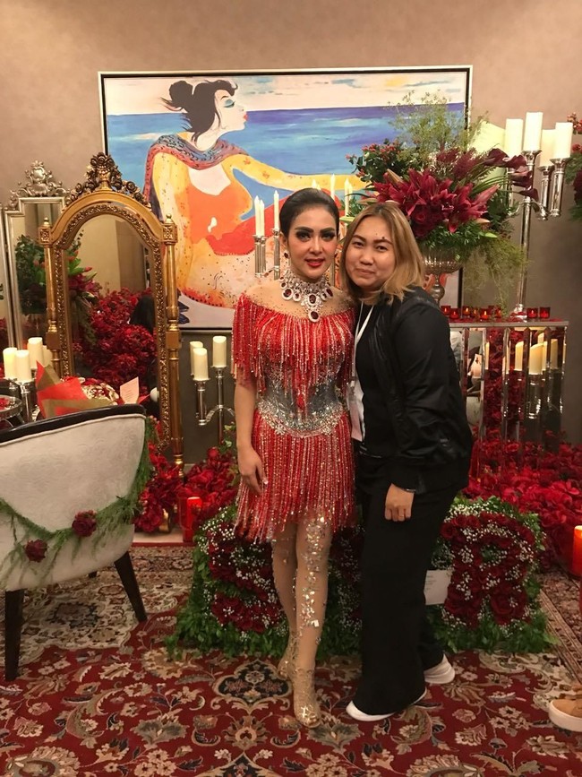 Anda menceritakan keriuhan di balik panggung saat konser Syahrini semalam. Dibutuhkan tangan lihai untuk memasang headpice dan merapikan rambut Syahrini.  Foto: Dok. Hairstylist Anda Arrusa