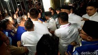 Prabowo dan Sandi keluar dari rumah Kertanegara, Jakarta Selatan, sekitar pukul 19.04 WIB. Mereka menaiki mobil Lexus berwarna putih.