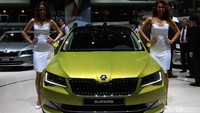 Skoda Superb saat dipamerkan di Geneva Motor Show tahun 2015 lalu. Tahun 2017 lalu, Skoda mengirim 1.200.500 unit ke seluruh dunia. Angka itu merupakan rekor penjualan Skoda dalam 122 tahun sejarah mereka. Skoda sendiri berdiri sejak 1895. Foto: M Luthfi Andhika