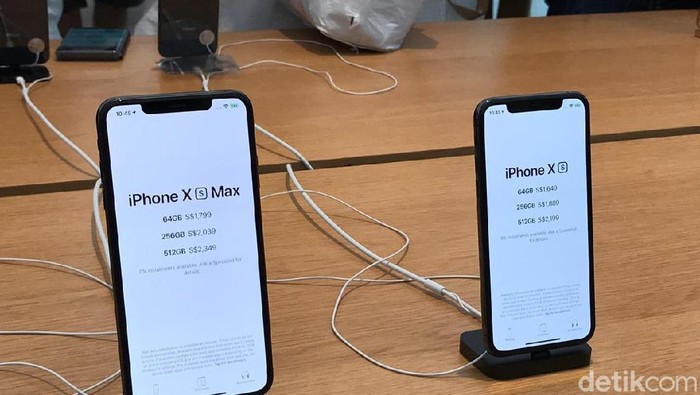 Ketika iPhone XS dan iPone XS Max disiksa dengan cara dijatuhkan dan direndam ke dalam air (Foto: detikINET/Adi Fida Rahman)