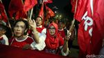 Kegembiraan Para Pendukung Saat Pamer Nomor Urut Pilpres di KPU