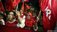 Sebagian relawan mengibarkan bendera Projo.