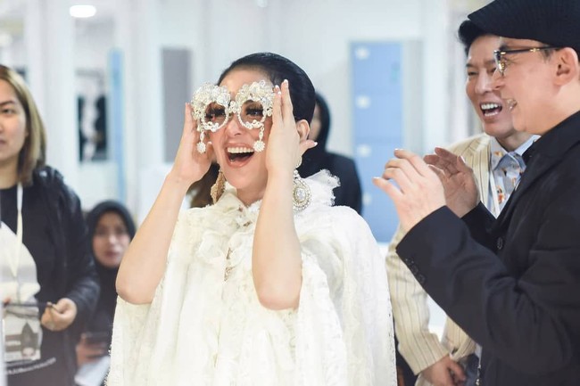 Aksesori kacamata quirky dari Rinaldy A Yunardi ditambahkan demi menunjang penampilan megah Syahrini di konser Jambul Khatulistiwa. Foto: Dok. Instagram @riomotret