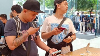Para fanboy Apple ini tentu girang bisa menjajal iPhone terbaru. Foto: Adi Fida Rahman/detikinet