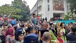 Sertijab Wali Kota Bandung, Ridwan Kamil Diarak di Atas Sepeda