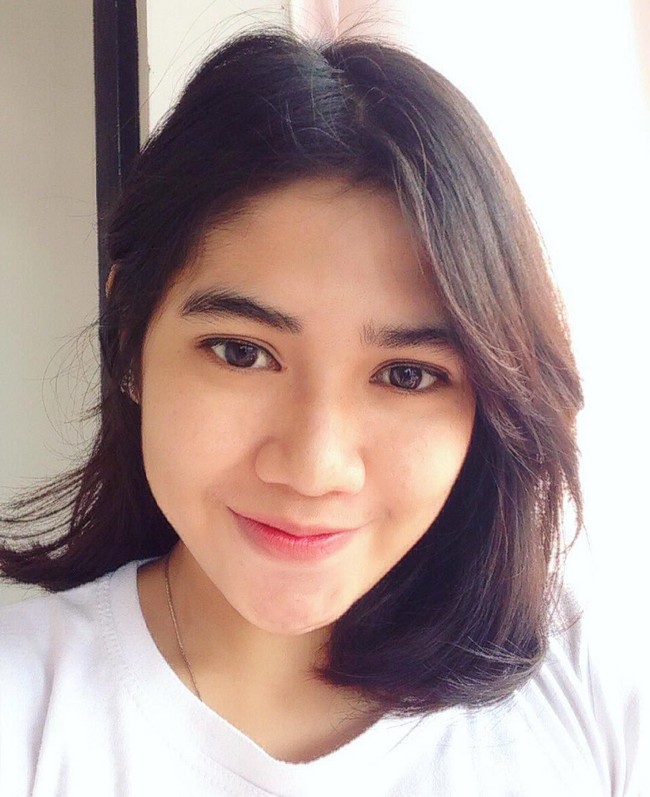 Tampil dengan makeup natural dan perona bibir berwarna pink, penampilan Intan terlihat memukau. Foto: Instagram @intanampina