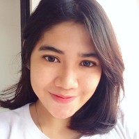 Tampil dengan makeup natural dan perona bibir berwarna pink, penampilan Intan terlihat memukau. Foto: Instagram @intanampina