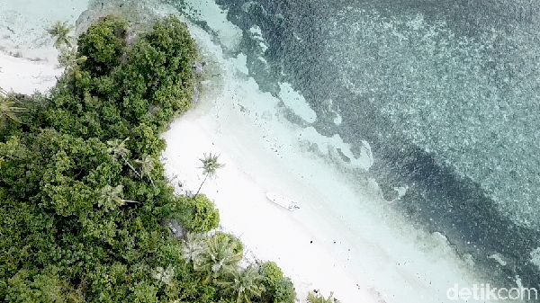 Salah satu pantai tanpa nama di Sombu, Pulau Wangi-wangi. Serasa pantai pribadi! (Zaky Fauzi Azhar/detikTravel) Â Salah satu pantai tanpa nama di Sombu, Pulau Wangi-wangi. Serasa pantai pribadi! (Zaky Fauzi Azhar/detikTravel) Â