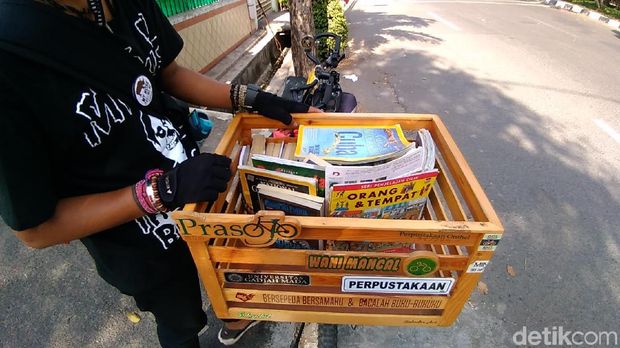 Ingin Anak-anak Doyan Baca Buku, Yunaz Bikin Perpustakaan Sepeda