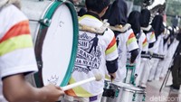 Sepasukan marching band pun tampak hadir untuk memeriahkan suasana.