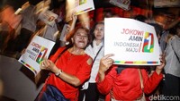Para relawan Joko Widodo-Maruf Amin masih berkumpul di Tugu Proklamasi, Jakarta Pusat, usai pengambilan nomor urut Pilpres 2019.