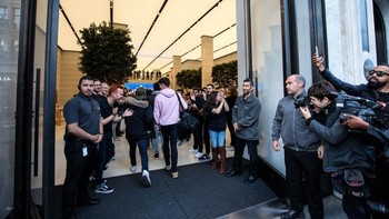 Saat ini stok iPhone XS dan XS Max melimpah. Begitu Apple Store dibuka pada pagi hari, pengantre langsung menyerbu masuk. Foto: Getty Images