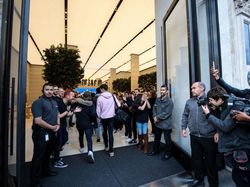 Demam iPhone Juga Melanda Inggris