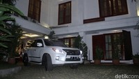 Prabowo dan Sandiaga menaiki mobil Lexus berwarna putih dengan nomor polisi B 17 GRD.