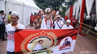 Beragam spanduk dan poster tak ketinggalan dibawa para pendukung saat tiba di Tugu Proklamasi untuk memberi dukungan kepada pasangan capres-cawapres Jokowi-Maruf Amin.