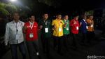 Kegembiraan Para Pendukung Saat Pamer Nomor Urut Pilpres di KPU
