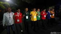 Para sekjen pendukung Joko Widodo-Maruf Amin keluar gedung KPU sambil bergandengan tangan.