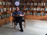 Rhenald Kasali di sela-sela proses syuting (Foto: Sido Muncul)
