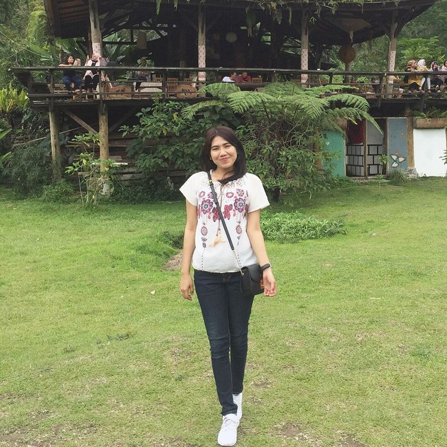 Gaya kasual wanita berusia 26 tahun ini juga tampak menawan saat mengenakan jeans hitam dan sneakers. Foto: Instagram @intanampina