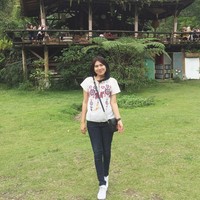 Gaya kasual wanita berusia 26 tahun ini juga tampak menawan saat mengenakan jeans hitam dan sneakers. Foto: Instagram @intanampina