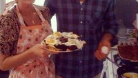 Meski punya jadwal syuting yang sibuk, Ryan tetap jadi suami idaman lho. Dia bahkan sering membantu dan menemani Blake Lively ketika masak. Ini pose manis mereka berdua. Foto: Instagram @vancityreynolds