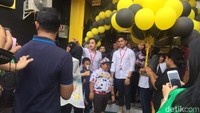 Tak sendirian, kali ini Kaesang ditemani bocah menggemaskan Fairel. Mereka melepas balon kuning hitam ke udara sebagai simbol peresmian gerai.Foto: detikfood