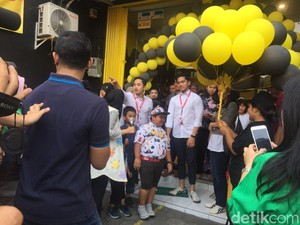 Ditemani Fairel, Kaesang Resmikan Gerai Sang Pisang ke-46 di Depok