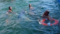 Tim penyelamat mengevakuasi salah satu korban yang mengapung di danau. REUTERS/Stringer.