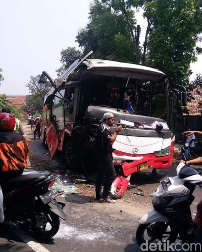 Tali Penarik Putus, Bus Mundur Tewaskan Warga yang Tonton Evakuasi