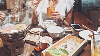 Ploypayap terlihat sedang menikmati makanan di restoran di Thailand. Ia makan mie yang menggunakan wadah dari bambu. Meskipun dikepung asap, wajah cantiknya tetap saja terlihat jelas. Foto: instagram @ploypayap_s
