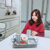 Seperti dikutip dari Koreaboo, kafe ini terinspirasi dari drama Korea berjudul W Two Worlds yang dibintangi Lee Jong Suk dan Han Hyo Joo. Drama tersebut menceritakan karakter utamanya bisa memasuki dunia fantasi di webtoon. (Foto: Instagram/@ynd239.20_cafe)