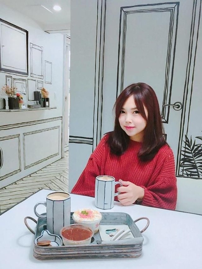 Seperti dikutip dari Koreaboo, kafe ini terinspirasi dari drama Korea berjudul W Two Worlds yang dibintangi Lee Jong Suk dan Han Hyo Joo. Drama tersebut menceritakan karakter utamanya bisa memasuki dunia fantasi di webtoon. (Foto: Instagram/@ynd239.20_cafe)