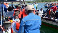 Kapal MV Nyerere itu sejatinya hanya mempunyai kapasitas 100 orang tetapi jumlah penumpang saat itu diperkirakan mencapai 400 orang. Kelebihan muatan penumpang ini belum ditambah dengan muatan kargo. REUTERS/Stringer.