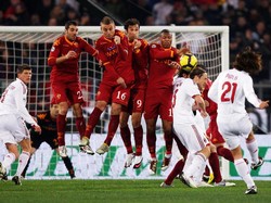 Eksekutor sepakan bebas terbaik milik Italia, Andrea Pirlo, sudah punya 43 gol dari situasi itu selama kariernya.(Michael Steele/Getty Images)