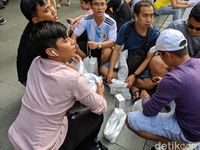Puluhan Orang Vietnam Borong iPhone XS di Apple Orchard