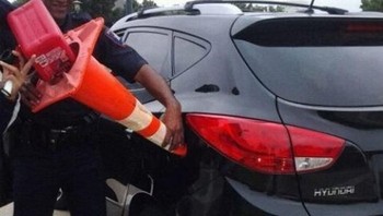 Tak ada selang pembatas jalanan pun jadi untuk memasukan bensin. (Foto: Brightside)