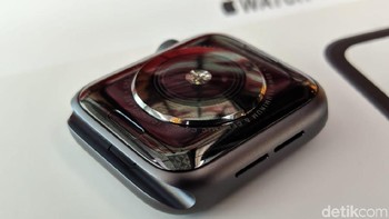 Jam ini punya fungsi ECG (electrocardiography) yang lebih baik sehingga lebih mumpuni dalam mengukur detak jantung penggunanya. (Foto: detikINET/Adi Fida Rahman)