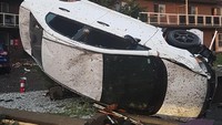 Sebuah mobil hancur diterjang tornado. VINCENT-CARL LERICHE/via REUTERS.