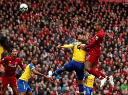 Joel Matip (Liverpool). Matip membuat tiga intersep, memenangi enam duel udara, dan punya jumlah sentuhan terbanyak dalam pertandingan melawan Southampton. Ia melengkapi performanya itu dengan satu gol ke gawang Southampton. Foto: Lee Smith/REUTERS