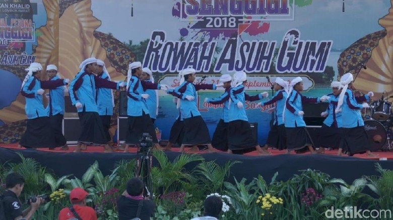 Atraksi budaya saat pembukaan Festival Pesona Senggigi 2018 (Harianto Nukman/detikTravel) Atraksi budaya saat pembukaan Festival Pesona Senggigi 2018 (Harianto Nukman/detikTravel)